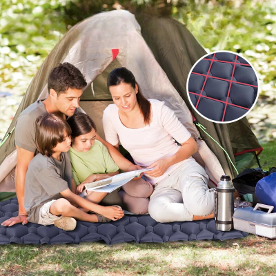 famille assise matelas gonflable gris