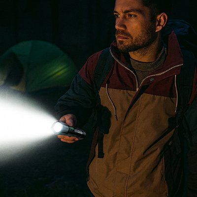 lampe-de-poche-homme-nuit-lumiere