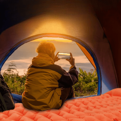 personne-assise-matelas-tente