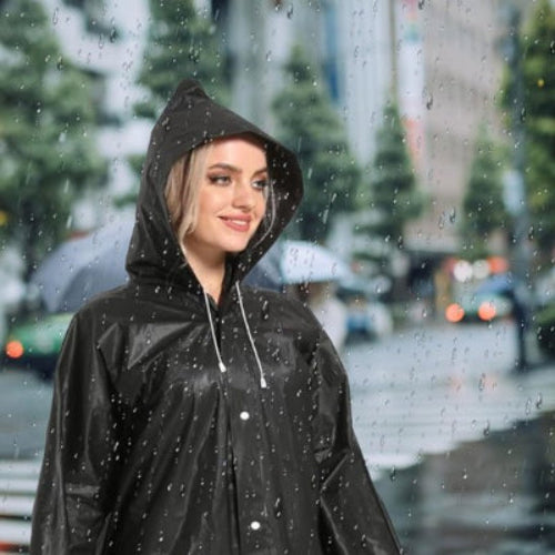 poncho-pluie-femme-sourire