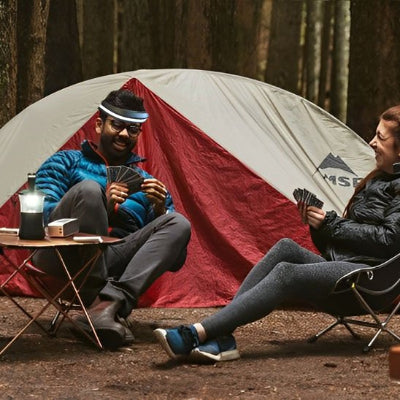Lampe-frontale-tente-rouge-couple