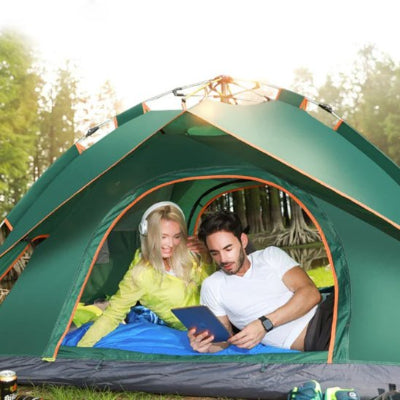 couple-assis-tente-camping