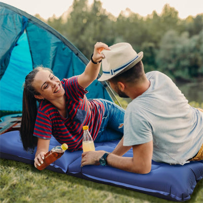 couple-breuvage-matelas-nature