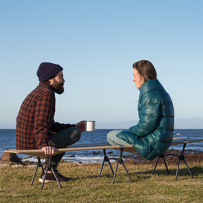 couple-pause-lit-camp-devant-plage