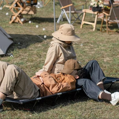 couple-relaxe-lit-de-camp