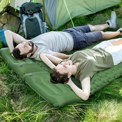 couple-souriant-matelas-nature