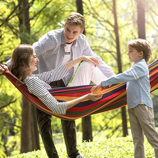 famille-hamac-nature-heureux