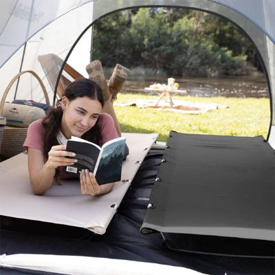 femme-allongee-tente-lit-de-camp