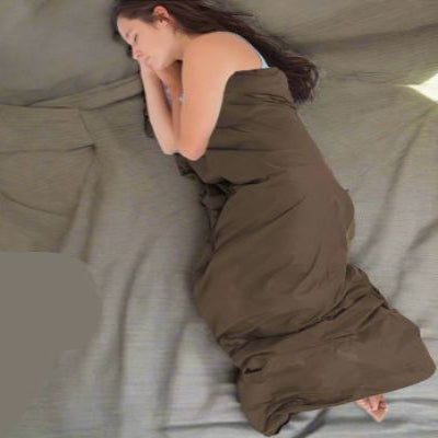 femme-dort-sac-de-couchage-brun