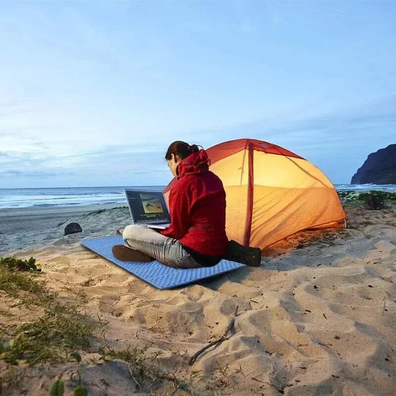 femme-lecture-assise-matelas-plage