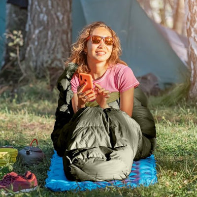 femme-lunette-soleil-sac-de-couchage-grand-froid