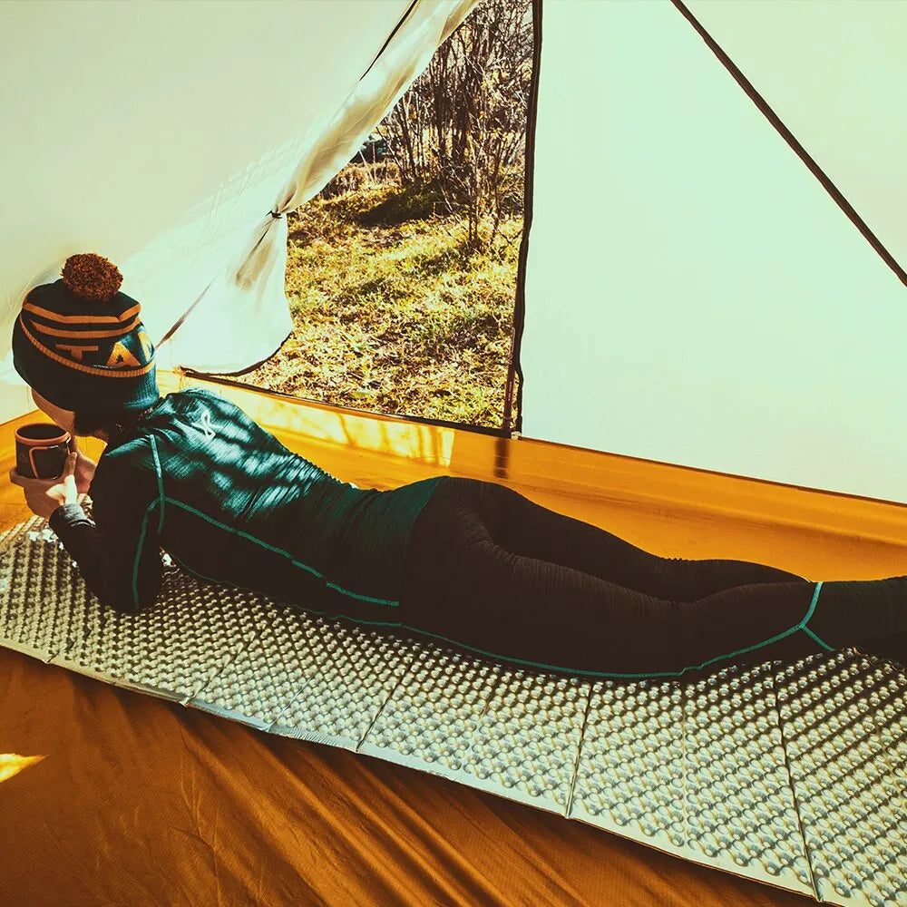 femme-matelas-camping-lege-tente
