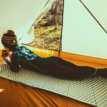 femme-matelas-camping-lege-tente