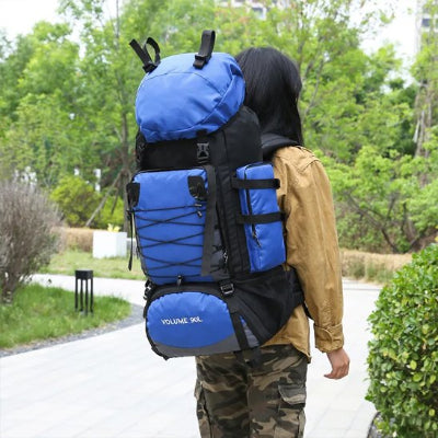 femme-sac-a-dos-bleu