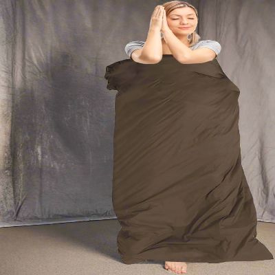 femme-sac-de-couchage-brun-debout