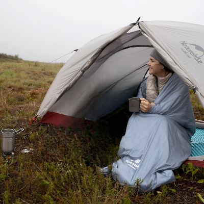 femme-tasse-sac-de-couchage-temps-froid