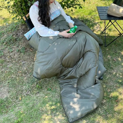 fille-assise-sac-de-couchage-grand-froid-boisson