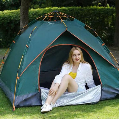 fille-assise-tente-camping-bois
