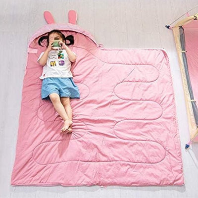 fillette-allongee-sac-de-couchage-lapin-rose