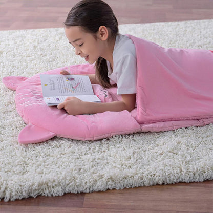fillette-couchee-sac-couchage-lecture