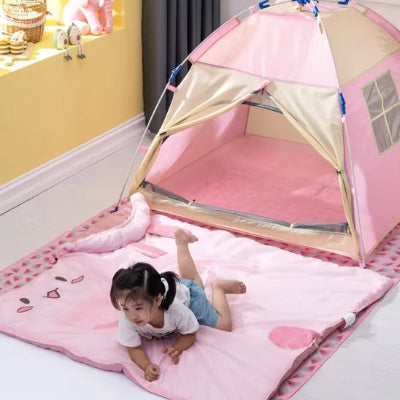 fillette-couchee-sac-de-couchage-tente-rose