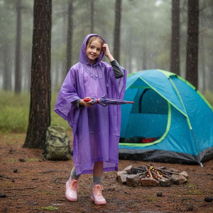 fillette-poncho-pluie-violet-devant-tente