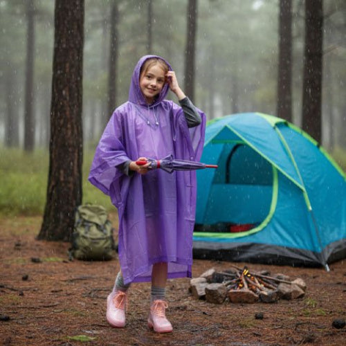 fillette-poncho-pluie-violet-fillette-devant-tente