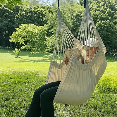 hamac-suspendu-blanc-femme-casquette