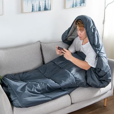 homme-assis-sac-couchage-bleu-tete
