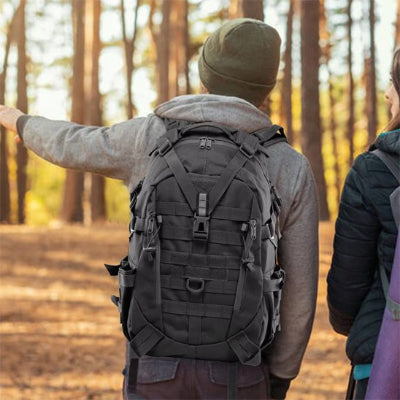 homme-bonnet-sac-a-dos-noir