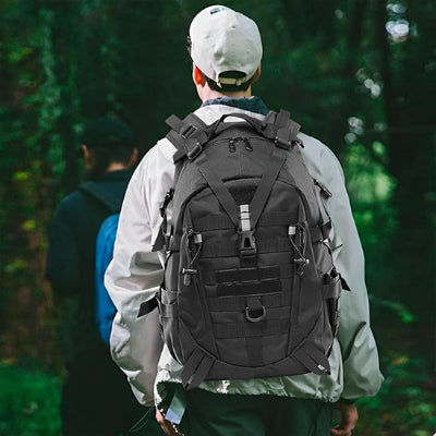 homme-casquette-sac-a-dos-randonnee-foret