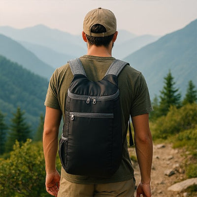 homme-casquette-sac-a-dos-voyage-noir-gris