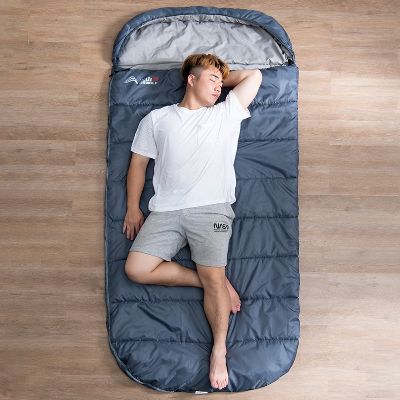 homme-dort-sac-couchage-bleu