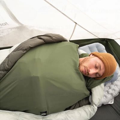 homme-dort-sac-couchage-temperature-froide