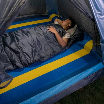 homme-dort-sac-couchage-tente