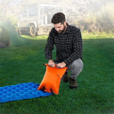 homme-enroule-sac-de-couchage-orange