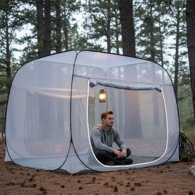 homme-medite-tente-moustiquaire-foret