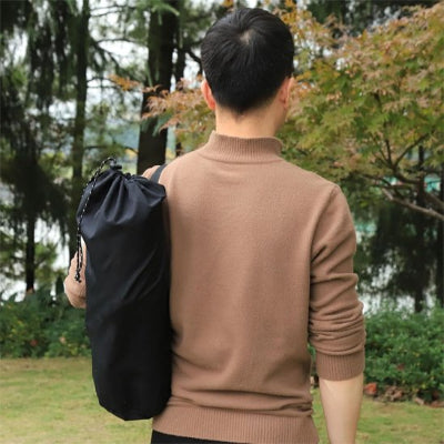 homme-petit-sac-lit-de-camp