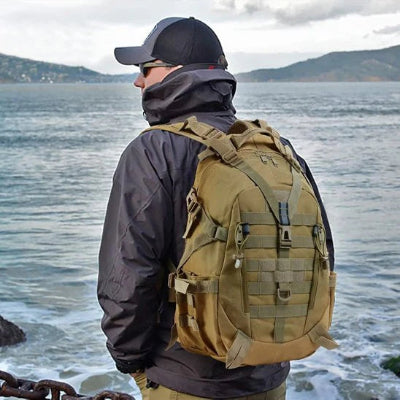 homme-sac-a-dos-randonnee-casquette