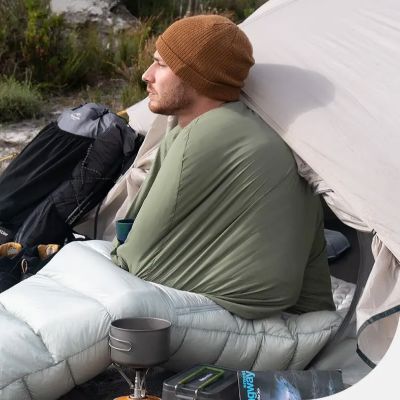 homme-sac-couchage-rechaud-tente-temperature-froide