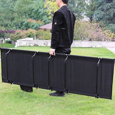 homme-tient-lit-de-camp