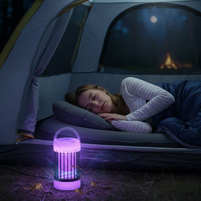 lampe-anti-moustique-femme-dort-tente