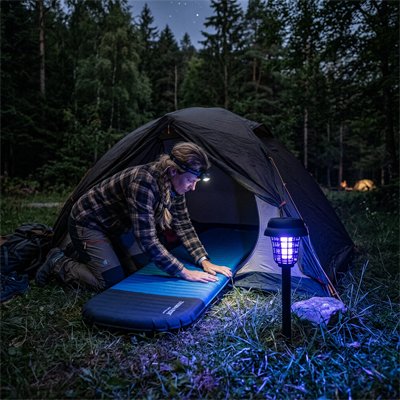 lampe-anti-moustique-femme-lampe-frontale