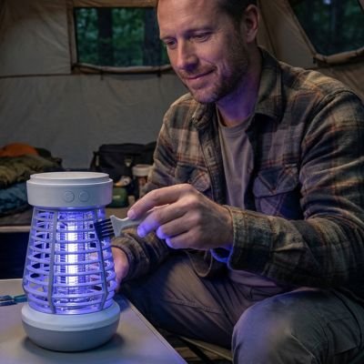 lampe-anti-moustique-homme-sourit
