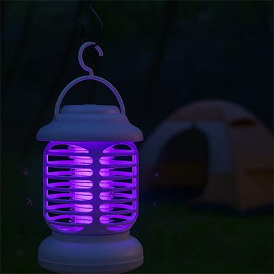 lampe-anti-moustique-homme-tente-au-loin