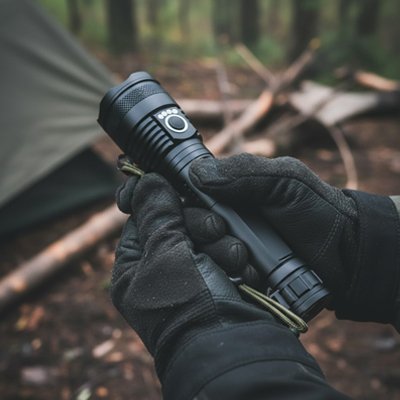 lampe-de-poche-gants-noirs