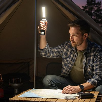 lampe-de-poche-homme-carte-tente