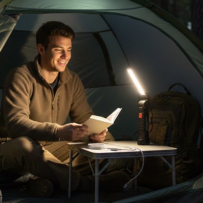 lampe-de-poche-homme-livre-sac-dos