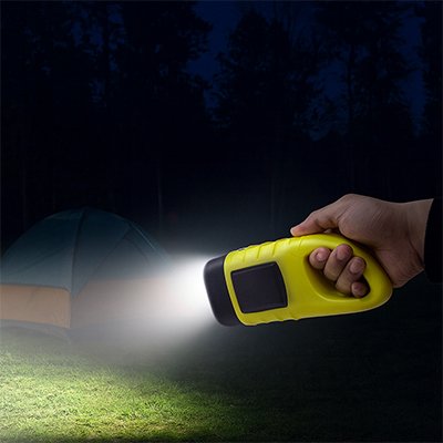 lampe-de-poche-jaune-main-tente-nuit
