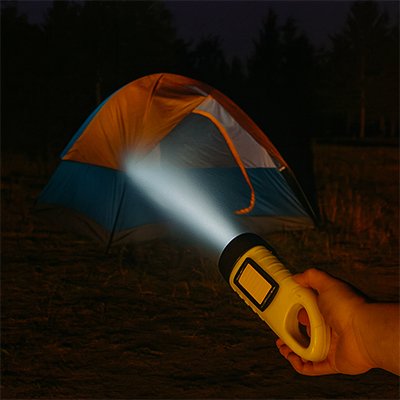 lampe-de-poche-jaune-tente-nuit-champ